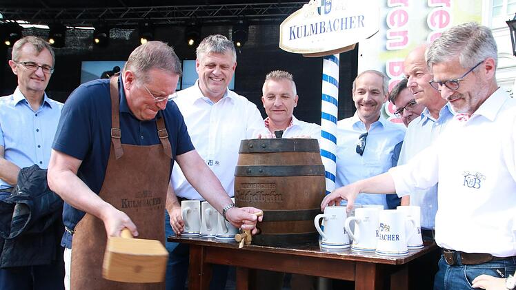 Mit dem Bieranstich auf dem Marktplatz eröffnete OB Henry Schramm das 40. Kulmbacher Altstadtfest.Dagmar Besand