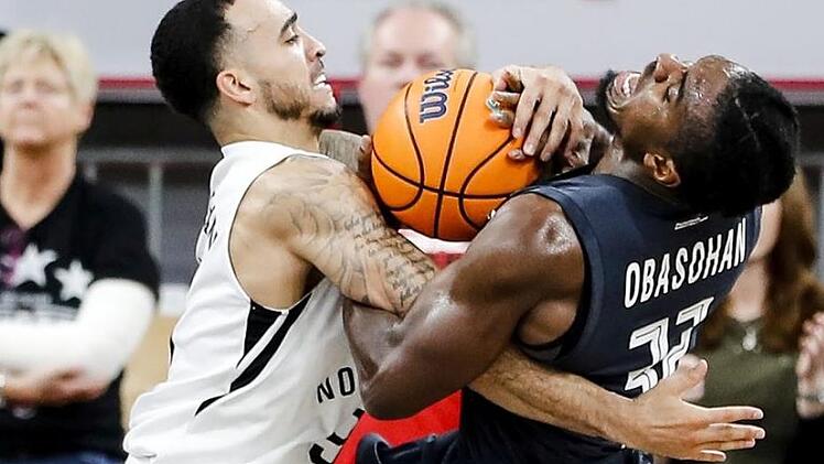 Retin Obasohan (rechts) von Brose Bamberg liefert sich im Basketball-Champions-League-Duell mit Nowgorod eine Ringeinlage mit Brandon Brown. Daniel Löb