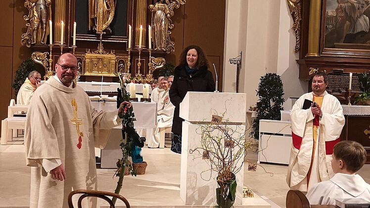 Die Vorsitzende des Pfarreiengemeinschaftsforums Sabine Zimmer (Mitte) sprach Diakon Bernhard Trunk (links) Ihren Dank aus und überreichte einen Wanderstock. Rechts im Bild Pfarrer Michael Erhart, Leiter der Pfarreiengemeinschaft "Am Weinstock Jesu"