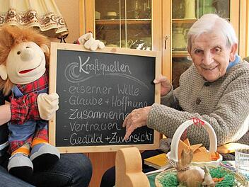 Willi, die Therapiepuppe, ist  auf der Suche nach Kraftquellen in einer schweren Zeit. Er schlie&szlig;t mit vielen Betagten und Hochbetagten des Parkwohnstifts Freundschaften und ber&uuml;hrt nicht wenige in ihrer Seele. Foto:   Alexandra Kraus