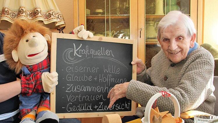 Willi, die Therapiepuppe, ist  auf der Suche nach Kraftquellen in einer schweren Zeit. Er schlie&szlig;t mit vielen Betagten und Hochbetagten des Parkwohnstifts Freundschaften und ber&uuml;hrt nicht wenige in ihrer Seele. Foto:   Alexandra Kraus
