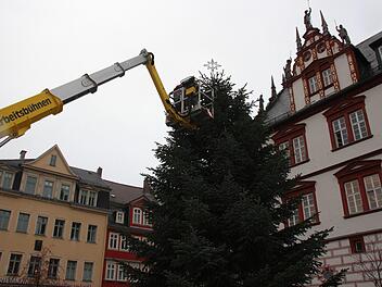 Der Baum steht, Weihnachten kann kommen - Corona zum Trotz!Foto: Oliver Schmidt