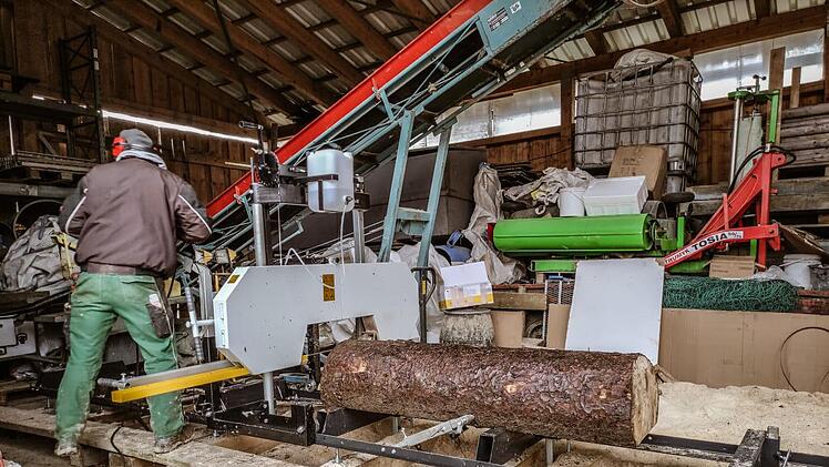 Zugeschnitten wird das Holz bei der Familie Kießling in Birkenhof bei Wirsberg. Foto: Klaus Rössner