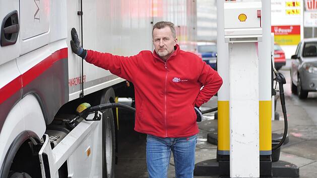 LKW-Fahrer haben keine Wahl, müssen tanken. Doch wer flexibel ist, kann zehn Cent pro Liter und mehr sparen.