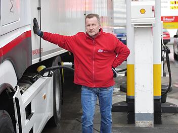 LKW-Fahrer haben keine Wahl, müssen tanken. Doch wer flexibel ist, kann zehn Cent pro Liter und mehr sparen.