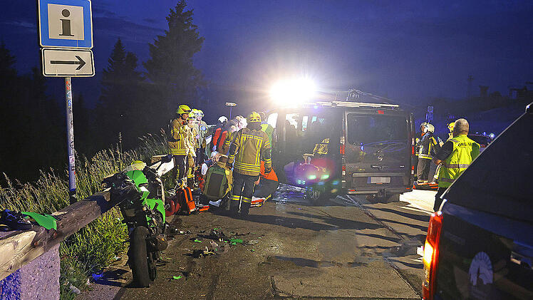 Berchtesgaden: ein Toter und drei Verletzte bei Unfall mit Motorradfahrer