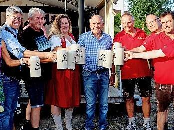 Ein Prosit auf die Mainrother Festtage der Freiwilligen Feuerwehr nach dem Anstich des ersten Fasses