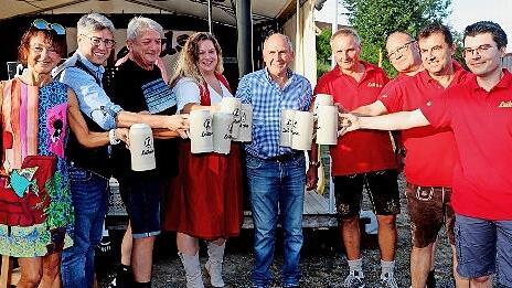 Ein Prosit auf die Mainrother Festtage der Freiwilligen Feuerwehr nach dem Anstich des ersten Fasses
