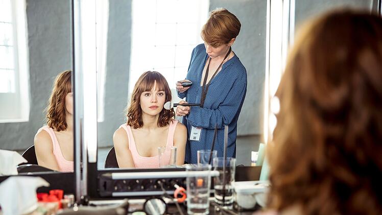 Julie (Emilia Schüle, links) möchte als Model unbedingt Erfolg haben, betreibt dabei aber Raubbau an ihrem Körper.
