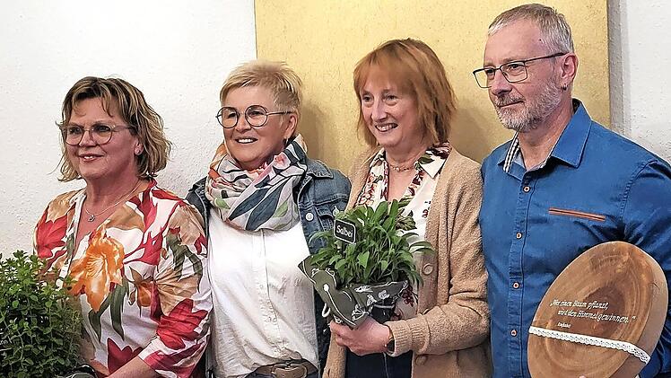 Inge Schipper-Telger (scheidende 1. Vorsitzende.), Renate Adler (2. Vorsitzende), Silvia R&uuml;ger (scheidende 2. Vorsitzende) und Robert Gerlach (1. Vorsitzender).