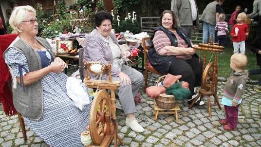 Veronika Heidenreich, Adelheid Groh und Veronika  Finzel (v. li.) spinnen.