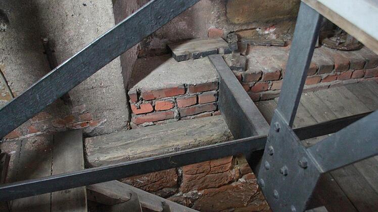 So hätte man in der Gotik niemals gebaut: Der stählerne Glockenstuhl ist fest in die Turmwand eingemauert. Dadurch werden die Schwingungen der Glocken auf den Turm übertragen.