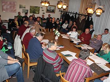 Volles Haus bzw. Sitzungszimmer: Die Kindergarten-Finanzierung sorgte für volle Ränge. Viele junge Eltern waren gekommen. Foto: Ralf Kestel