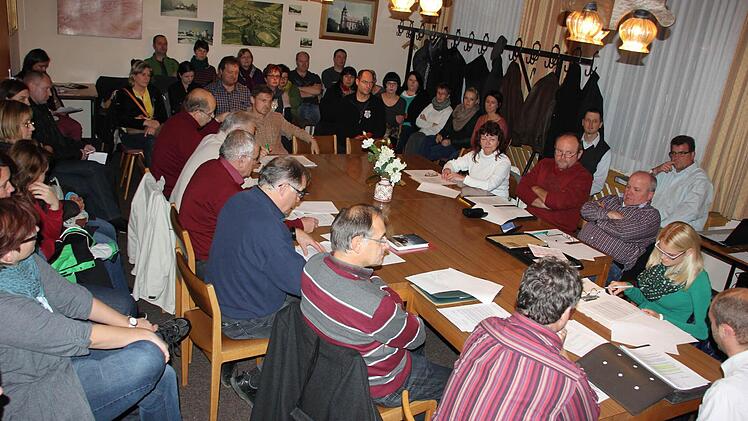 Volles Haus bzw. Sitzungszimmer: Die Kindergarten-Finanzierung sorgte für volle Ränge. Viele junge Eltern waren gekommen. Foto: Ralf Kestel