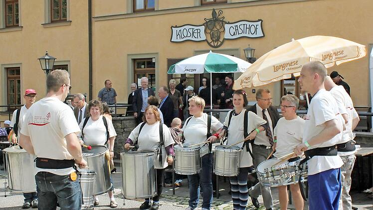 Samba-Trommler der Einrichtung sorgten für eine musikalische Einlage.Foto: Matthias Guck