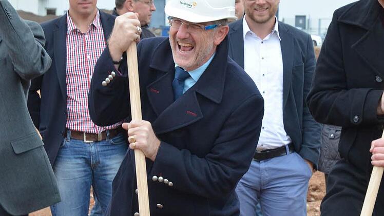 Landrat Michael Busch ist mit Freude bei der Arbeit.