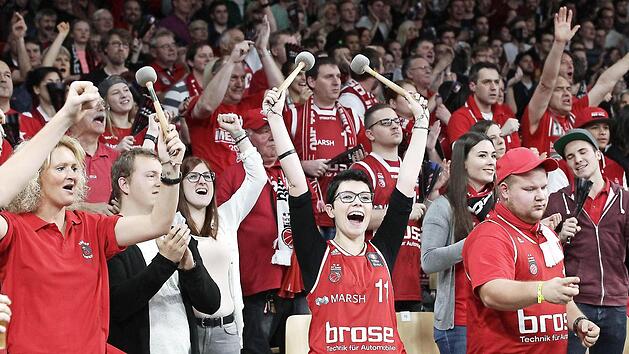 Noch Minuten nach der Schlusssirene waren die Bamberger Fans v&ouml;llig aus dem H&auml;uschen und feierten ihr Team frenetisch. Fotos: sportpress