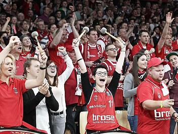Noch Minuten nach der Schlusssirene waren die Bamberger Fans völlig aus dem Häuschen und feierten ihr Team frenetisch. Fotos: sportpress