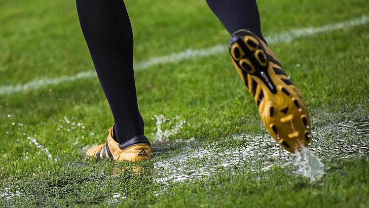 Für die erste Mannschaft zu feucht, für die Reserve noch gut genug war am Samstag offensichtlich der Platz in Kissingen. Foto: Symbolbild