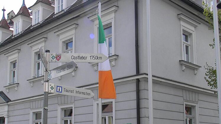 Vor dem Rathaus in Höchstadt war die Irland-Flagge gehisst.  Foto: privat