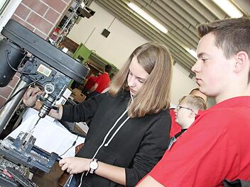 Interessierte Schüler können sich bei der Ausbildungsmesse direkt bei Firmen informieren. Celina Schreiber aus Wirsberg übte zum Beispiel im vergangenen Jahr unter Anleitung von Metallbauer Jan Fiedler von der Firma Dornhöfer an einer Standbohrmaschine. Foto: Archiv/Stephan Stöckel