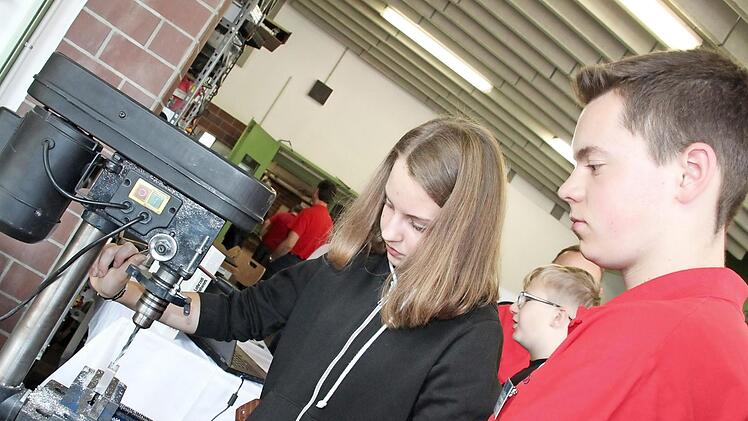 Interessierte Schüler können sich bei der Ausbildungsmesse direkt bei Firmen informieren. Celina Schreiber aus Wirsberg übte zum Beispiel im vergangenen Jahr unter Anleitung von Metallbauer Jan Fiedler von der Firma Dornhöfer an einer Standbohrmaschine. Foto: Archiv/Stephan Stöckel