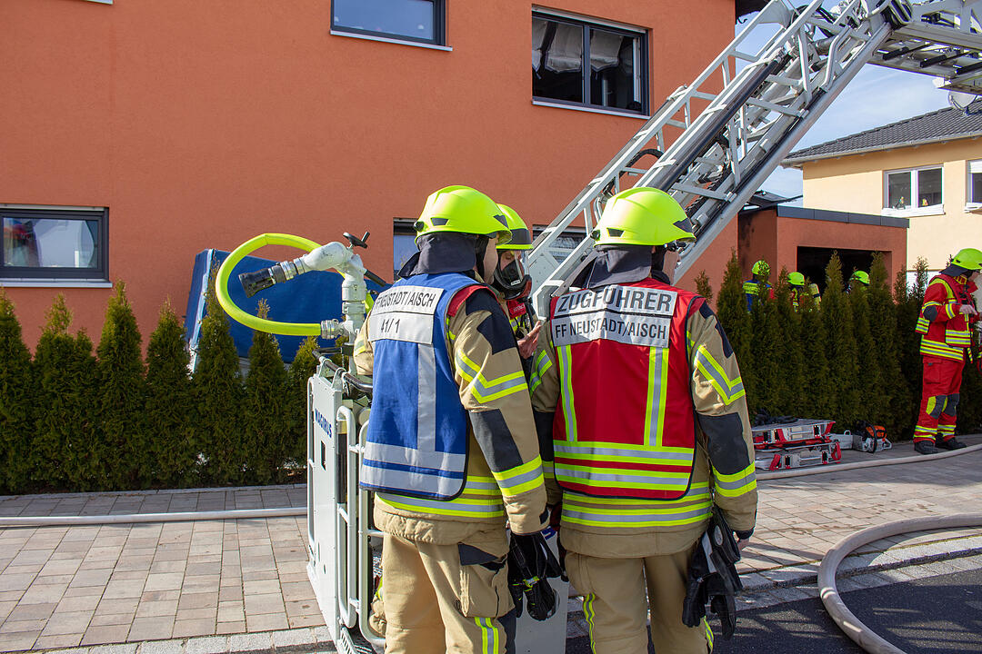 Markt Erlbach:  Brand in Einfamilienhaus – Vater und Sohn verletzt