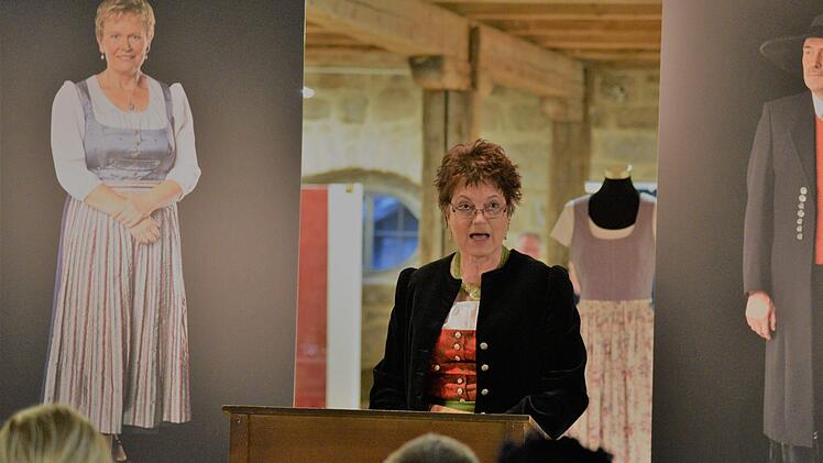Die Trachtenberaterin Birgit Jauernig war bei der Eröffnung der Sonderausstellung "OberfrankenBetrachtet" in der Alten Schäferei dabei. Foto: Gabi Arnold