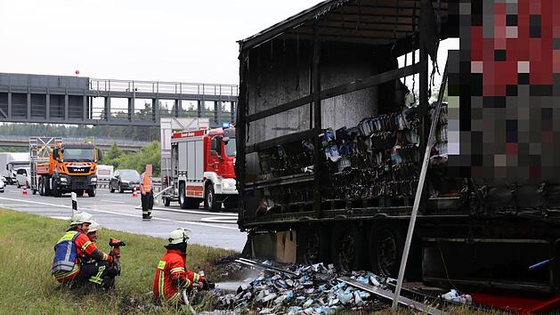 Schwere Verkehrsbehinderungen nach Feuer auf A9: Ein Sattelzug geriet am Freitagvormittag in Brand. Foto: NEWS5 / O&szlig;wald