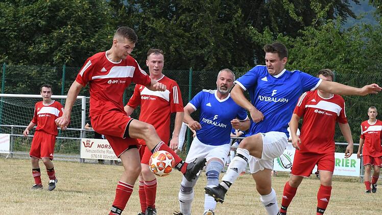 Umkämpft war das Duell der SG Premich/Langenleiten gegen die SG Eltingshausen/Rottershausen II. Entsprechend zur Sache geht es auf unserem Bild zwischen dem Premicher Nick Ertl (blaues Trikot) und Gästeakteur Marco Seufert. Foto: Hopf