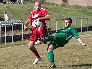 Mit vollem Einsatz gehen der Stockheimer Philipp Fischer (gr&uuml;nes Trikot) und sein Ludwigsstadter Gegenspieler Felix Kraus zum Ball.  Foto: Heinrich Wei&szlig;