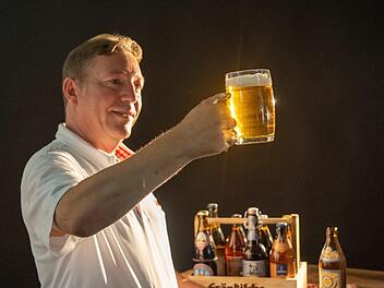 Der "Bier-Botschafter" Dieter Förster präsentiert in seiner Bier-Botschaft rund 100 seiner Lieblingsbiere aus ganz Franken. Foto: Artem Selennov