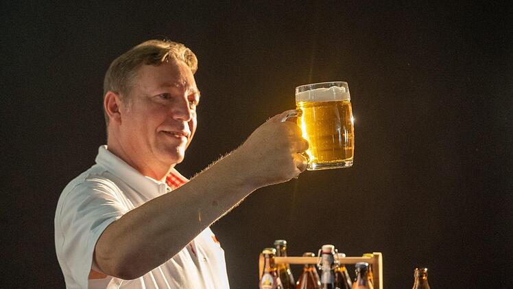 Der "Bier-Botschafter" Dieter Förster präsentiert in seiner Bier-Botschaft rund 100 seiner Lieblingsbiere aus ganz Franken. Foto: Artem Selennov