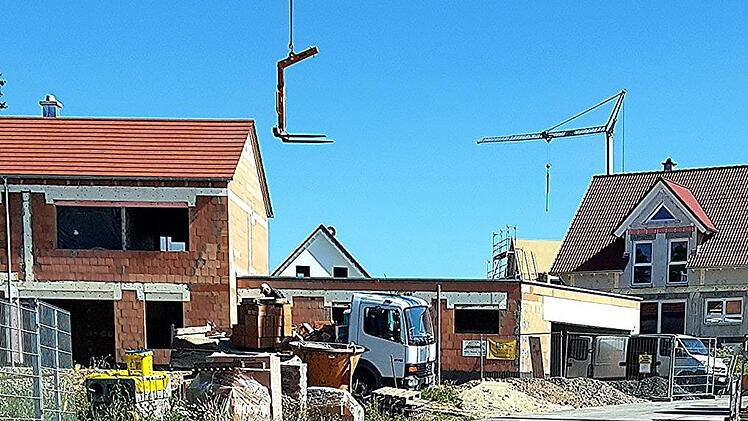 Das Neubaugebiet Haube II in Unterpreppach ist begehrt. In kurzer Zeit entstanden mehrere Wohnhäuser. Nun werden Erschließungskosten für das Entwässerungssystem in Höhe von 8000 Euro umgelegt, die in die Allgemeinkalkulation einfließen, so dass die Anlieger nicht gesondert behelligt werden. Helmut Will