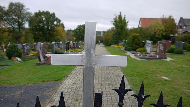 Kein Einzelfall: Beim Rossacher Friedhof gibt es einige Stellen, an denen Sanierungsbedarf herrscht - aber das ist in Gro&szlig;heirath und Watzendorf nicht anders. Die Gemeinde sucht nun nach einer L&ouml;sung, die die Erwartungen aller B&uuml;rger befriedigt. Foto: Berthold K&ouml;hler