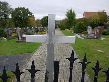 Kein Einzelfall: Beim Rossacher Friedhof gibt es einige Stellen, an denen Sanierungsbedarf herrscht - aber das ist in Großheirath und Watzendorf nicht anders. Die Gemeinde sucht nun nach einer Lösung, die die Erwartungen aller Bürger befriedigt. Foto: Berthold Köhler