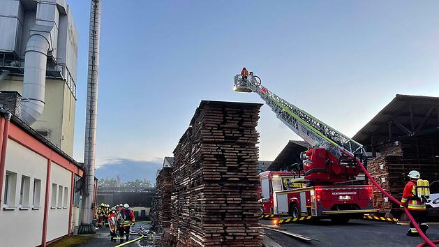 Die Feuerwehr hatte alle H&auml;nde voll zu tun, um beim Brand der M&ouml;belschreinerei H&ouml;hn in Thurnau das &Uuml;bergreifen der Flammen aus dem Technikraum auf das gro&szlig;e Holzlager zu verhindern.