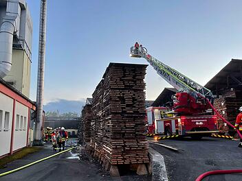 Die Feuerwehr hatte alle Hände voll zu tun, um beim Brand der Möbelschreinerei Höhn in Thurnau das Übergreifen der Flammen aus dem Technikraum auf das große Holzlager zu verhindern.
