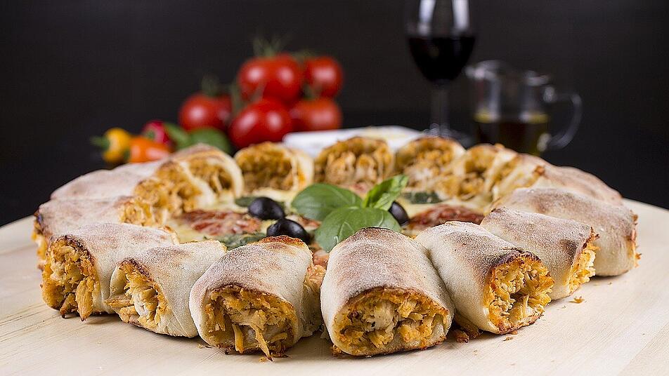 Leckere Pizzasonne ofenfrisch serviert Leckere Pizzasonne ofenfrisch serviert