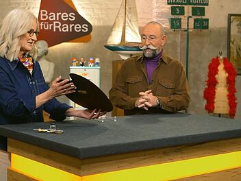 Sowohl bei "Bares für Rares"-Expertin Dr. Friederike Werner als auch bei Horst Lichter kam eine Malerpalette super an.