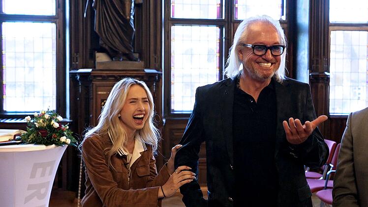 Shania und Robert am&uuml;sieren sich k&ouml;stlich, w&auml;hrend Carmen von einem Fettn&auml;pfchen ins n&auml;chste tritt.