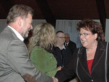 Landtagspräsidentin Barbara Stamm begrüßte jeden Einzelnen beim Empfang im Maroldsweisacher Rathaus, wie hier 2. Bürgermeister Werner Wunderlich. Foto: Gerhard Schmidt