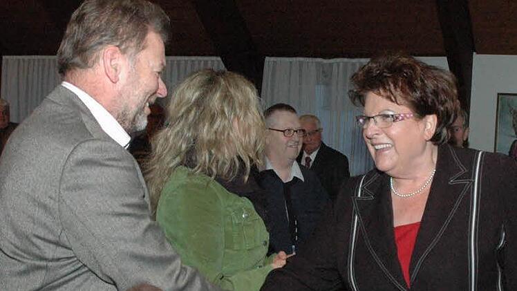 Landtagspräsidentin Barbara Stamm begrüßte jeden Einzelnen beim Empfang im Maroldsweisacher Rathaus, wie hier 2. Bürgermeister Werner Wunderlich. Foto: Gerhard Schmidt