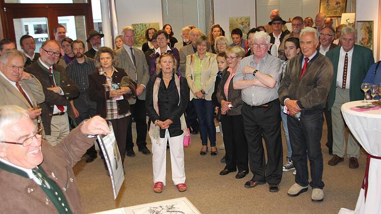 Viele Besucher waren zur Eröffnung der ersten Ausstellung in die Xaver-Mayr-Galerie gekommen, wo Bernd Reinhard die Laudatio hielt.