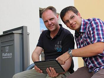 Christian Höfler (rechts) und Florian Wilm wollen auf den Gemeindeseiten über die Nüdlinger Lokalpolitik informieren. Fotos: Benedikt Borst
