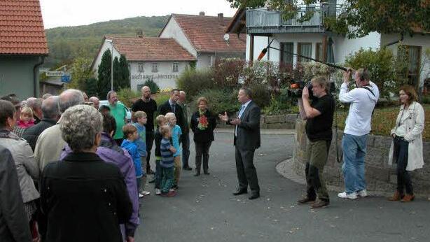Vor laufender Kamera fand das offene Gespräch der Singenrainer mit Landrat Thomas Bold statt.  Foto: Florian Karges