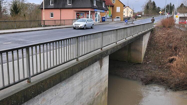 Auch die Nassachbrücke in der Schweinfurter Straße in Haßfurt, die saniert wird und einen neuen Fahrbahnbelag erhält, wird vom 23. März bis 12. Juni komplett gesperrt. Foto: Ulrike Langer