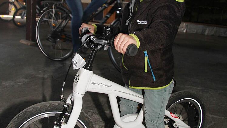 Fabian Geiger (4) steigt von einem BMW-Lernrad auf ein echtes Mercedes-Rad um: Das Markenbewusstsein ist für den kleinen Mann schon ausgeprägt. Foto: Sonja Adam