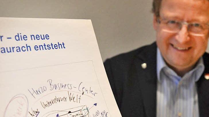 Ralf Jantschke mit einer Zeichnung des neuen Business-Centers. Im Gewerbegebiet Nord an der Bamberger Stra&szlig;e entsteht seine neue Unternehmer-Welt.  Fotos: Bernhard Panzer