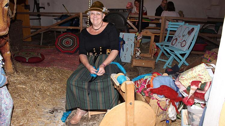 Drei Jahre in den Karpaten ohne Stromanschluss haben Gabriele Stemmler zum Spinnen gebracht.